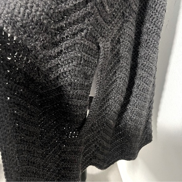 HANDMADE Women Gray Knitted Crochet Grannycore Cape Poncho Sweater Large/XL EUC - Picture 4 of 6